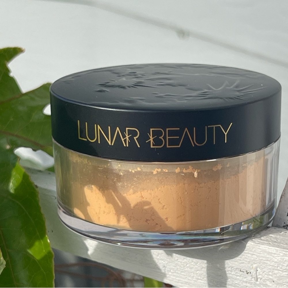 LUNAR BEAUTY By Manny Mua Lunaversal Translucent Setting Powder In Medium